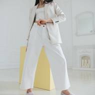 Koženkové sako C&A, 1 598 Kč. Kalhoty C&A, 999 Kč. Crop top Mango, 399 Kč. Náušnice H&M, 249 Kč. Boty Toms, prodává Urbanlux, 2 199 Kč