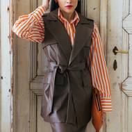 Koženková vesta C&A, 1 598 Kč. Koženková sukně 698 Kč. Košile Lindex, 999 Kč. Punčocháče Tezenis, 149 Kč. Náušnice H&M, 249 Kč za set. Kabelka Lindex, 799 Kč