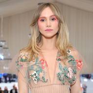 Suki Waterhouse, herečka, modelka a přítelkyně Roberta Pattisona, který ji na červený koberece doprovodil, zaujala pastelovými očními stíny