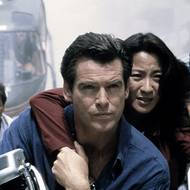 Pierce Brosnan a Michelle Yeoh v bondovce Zítřek nikdy neumírá.