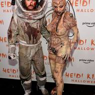 V roce 2019 šla za děsivého mimozemšťana a její muž za kosmonauta, co to trochu schytal