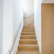 Akustické panely jsou v obývacím pokoji i v chodbě