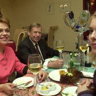 Václav Havel s manželkou a její dcerou Ninou slavil v pražské restauraci Arzenal své 65. narozeniny