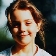 I po třech dekádách si je Kate podobná. Má stejný milý úsměv