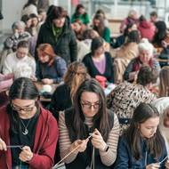 Elpida pořádá veřejné workshopy, kde se lidé učí plést, a přitom se poznávají