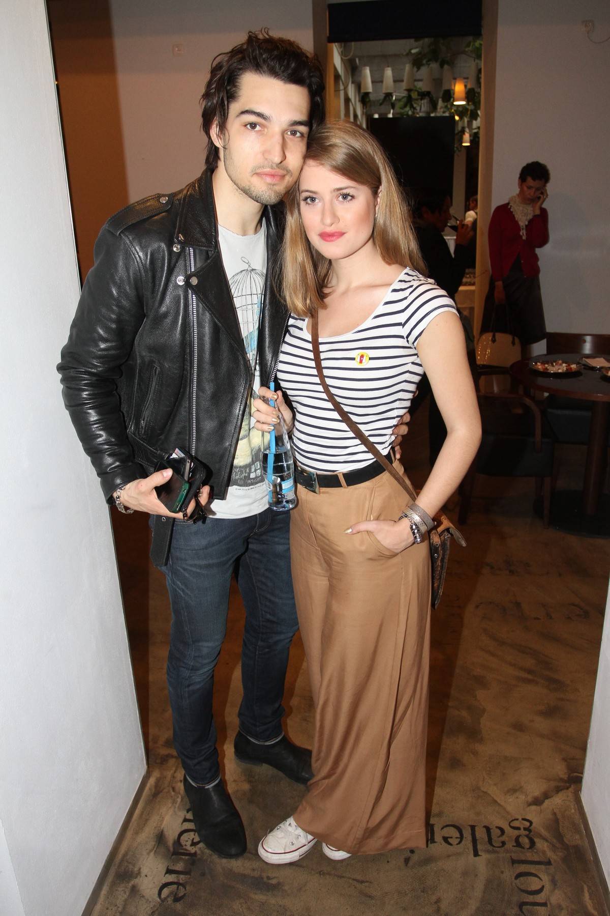 Rok 2013. Emma Smetana tehdy pracovala coby moderátorka TV Nova a svým oblečením nijak nevyčnívala. Už tehdy stál po jejím boku Jordan Haj, který hrál v seriálech Vyprávěj nebo Gympl s (r)učením omezeným