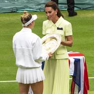Markéta Vondroušová vyhrála Wimbledon loni, trofej ji předávala princezna Kate