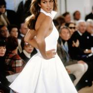 V roce 1991 šaty předváděla topmodelka Cindy Crawford