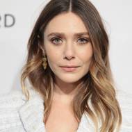 Balayage: Přirozeně prosvětlené vlasy díky technice balayage nosí například herečka Elizabeth Olsen