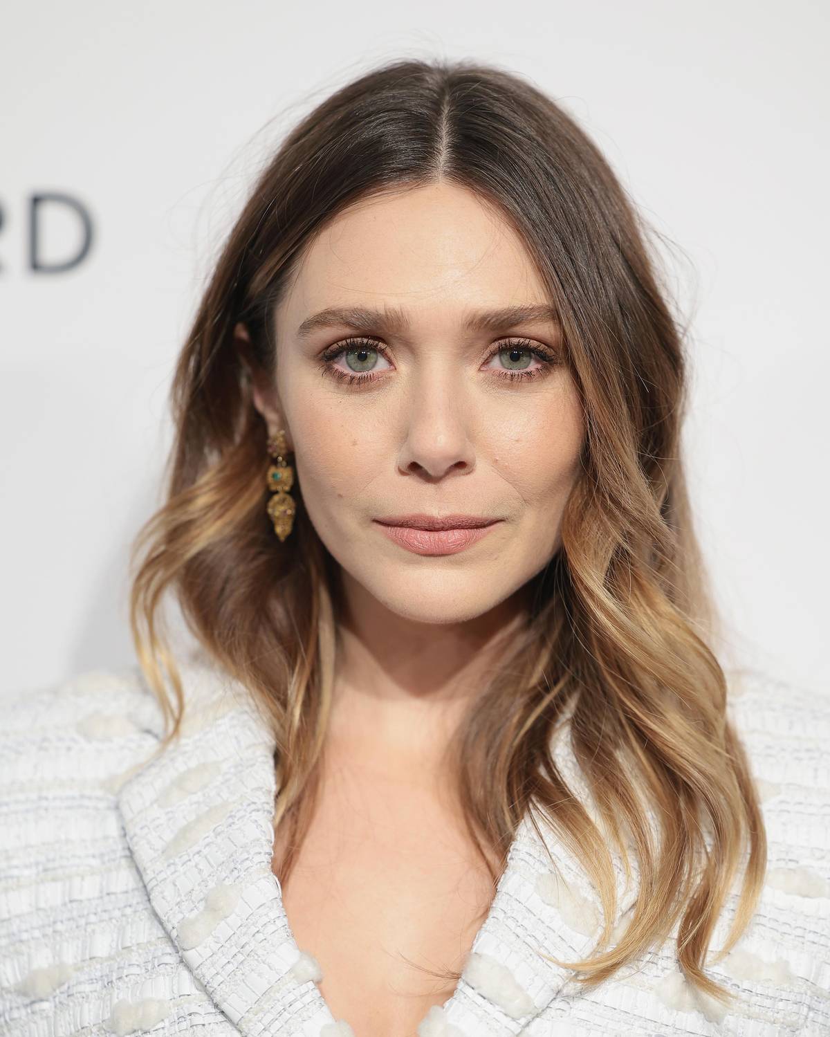 Balayage: Přirozeně prosvětlené vlasy díky technice balayage nosí například herečka Elizabeth Olsen