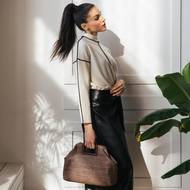 Koženková sukně Mango, 999 Kč. Svetr Jaeger, Marks & Spencer, info o ceně v obchodě. Kabelka Gino Rossi, prodává CCC, 1 679 Kč. Boty Gino Rossi, prodává CCC, 1 699 Kč