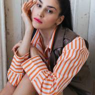 Koženková vesta C&A, 1 598 Kč. Koženková sukně 698 Kč. Košile Lindex, 999 Kč. Punčocháče Tezenis, 149 Kč. Náušnice H&M, 249 Kč za set