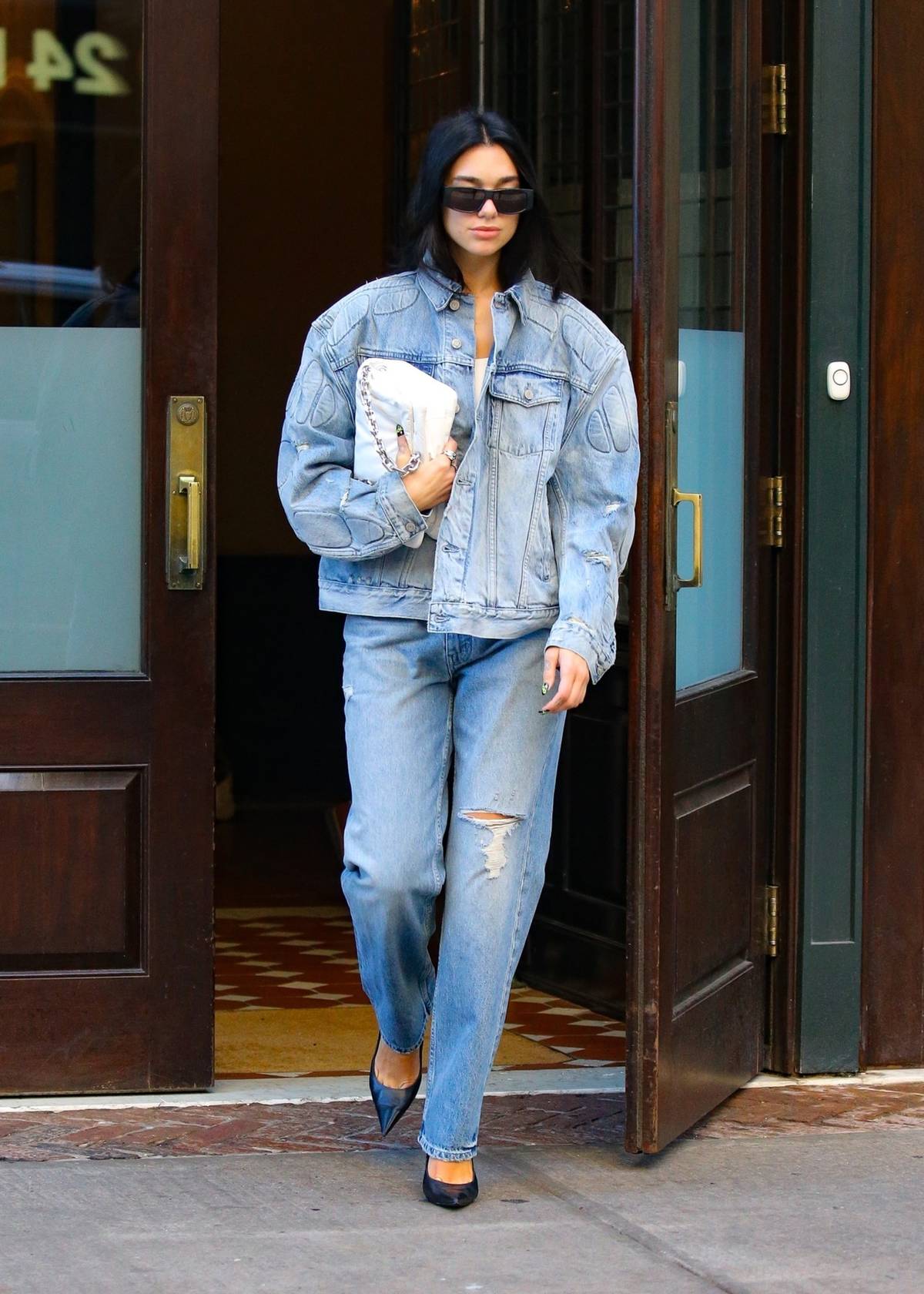 Jak beze slov říct, že milujete denim? Třeba jako zpěvačka Dua Lipa