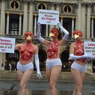 Protest za práva zvířat a proti používání zvířecího peří na přehlídkových molech na pařížském týdnu módy v roce 2021
