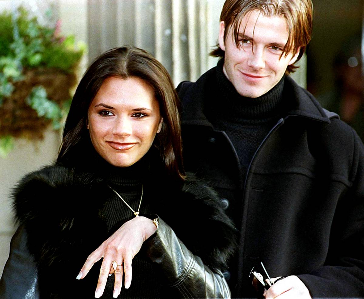 Rok 1998. David Beckham a Victoria Adams se právě zasnoubili.