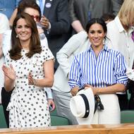 I v roce 2018 se obě švagrové oblékly na sledování zápasu ve Wimbledonu odlišně. Kate je tradičně při výběru outfitu decentně elegantní, Meghan mnohem odvážnější