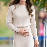 Svetr i sukni si pořídila u francouzské značky Sézane