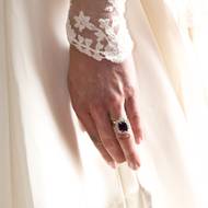 Princezna Kate nosí dle zvyku zásnubní i snubní prsten na jednom prstě