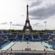 Přímo pod zlatou Eiffelovou věží se odehrají zápasy v plážovém volejbale