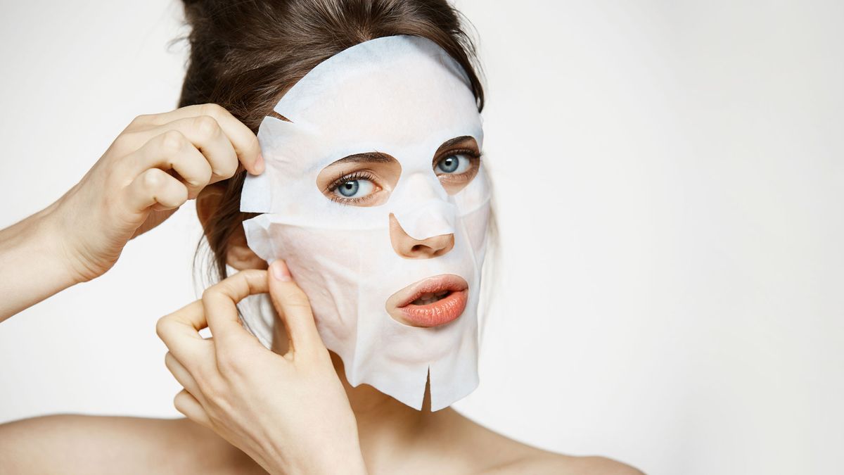 Тканевые маски защищают. Тканевые маски для лица. Маска тканевая для лица косметическая. Маски для лица тканевые красивые. Девушка в тканевой маске.