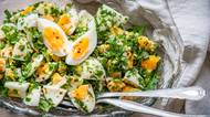 Zdravější vajíčkový salát: bez majonézy, s olivovým olejem a spoustou petrželky