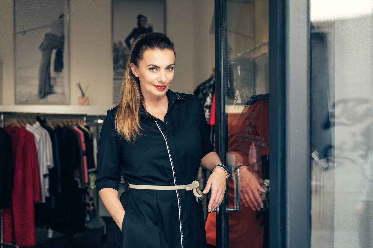 Šaty nosí jen na společenské akce a v létě