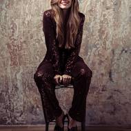 Sako Mango, 2 499 Kč. Kalhoty Mango, 1 299 Kč. Náušnice Patrizia Pepe, 3 900 Kč. Sandálky Zara, 2 299 Kč