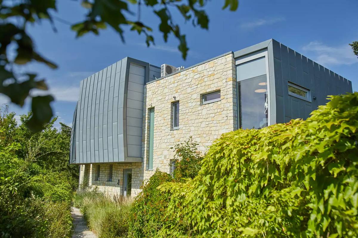 Moderní vila je šikovně skryta v zahradě, a je tak pro své obyvatele útočištěm i úkrytem před okolním světem