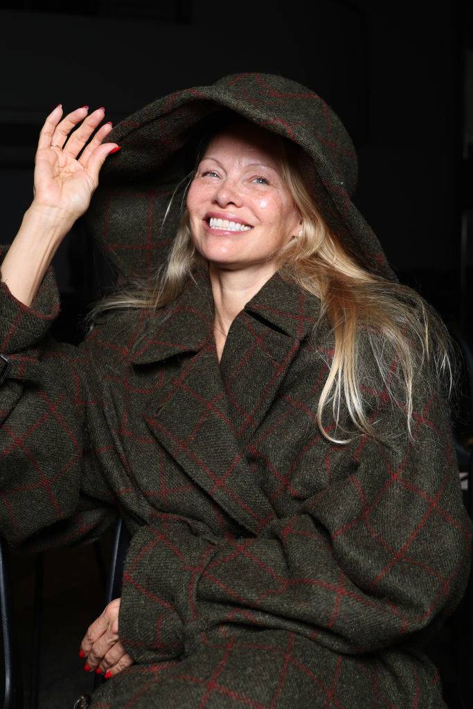 Pamela Anderson na přehlídce Vivienne Westwood zářila spokojeností. A dokázala, že se bez make-upu obejde