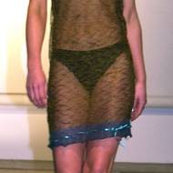 Před seznámením s princem Williamem byla pořádná divoška. Takto vystoupila na přehlídkové molo v roce 2002