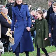 Kate, princezna z Walesu, zazářila v modré, zatímco princezna Charlotte zvolila elegantní khaki kabátek