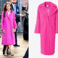 Španělská královna Letizia miluje barvy a jako tmavovlásce jí sluší i výrazné odstíny včetně fuchsiové. Pokud hledáte kousek, který vám pomůže rozbít zimní šeď, jste na správné stopě. Vpravo: Kabát Warehouse, 4 399 Kč, prodává About You