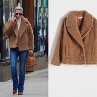 Huňaté teddy bear kabáty jsou letos in a na kom jiném je hledat než na Nicky Hilton. Právě ona patří k jejich největším fanynkám a nosí je bez ohledu na to, jestli jsou v kurzu, nebo zrovna bodují jejich konkurenti. Má jich hned několik, a to jak dlouhých, tak i kratších do pasu. Vpravo: Kabátek Reserved, 899 Kč (před slevou 1 399 Kč)