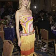 Rok 2002. Na charitativní večer Červeného kříže modelka vyrazila v pestrobarevných šatech s třásněmi