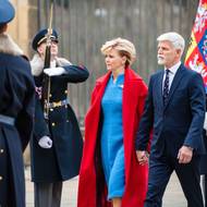 9. 3. 2023. Během inauguračního dne paní Pavlová oblékla ještě jeden model. K Pražskému hradu kráčela v modrých šatech od návrhářky Zuzany Kubíčkové, které zdobila brož od klenotníka Hanuše Lamra. Červený kabát ušila Štěpánka Pivcová, která pracuje pod značkou The May Studio