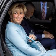 Květen 2023. Prezidentský pár přijal pozvání na korunovaci britského krále Karla III., kam si paní Pavlová přivezla bledě modré šaty v délce po kolena od návrhářky Štěpánky Pivcové. Za pozornost stála i její bohatě zdobená kabelka, kterou vytvořila česká výtvarnice a designérka Andrea Vytlačilová. Její motiv protnul národní symboly obou zemí, českou lípu a anglický dub