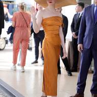V módě umí chodit i herečka Anya Taylor-Joy, která do Francie přijela v úchvatných řasených šatech Atlein. Sandálky má od značky Jimmy Choo, obří klobouk je od Jacquemuse