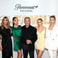 Jennifer, Sistine, Sylvester, Sophia a Scarlet (zleva) na červeném koberci v roce 2023. Natáčejí reality show Rodina Stallonových (The Family Stallone), která je k vidění na SkyShowtime