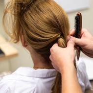 Vrchní vlasy přidejte k prvnímu culíku a spojte druhou gumičkou