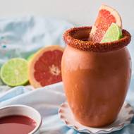 Tequila je součástí tradičních mexických míchaných nápojů. Tady se servírují takto, v hliněných kalíšcích