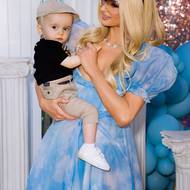 Paris Hilton se dočkala vytouženého syna Phoenixe díky náhradní matce. S manželem chtějí ještě tři děti