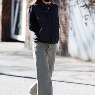 Look podle Emily Ratajkowski dáte dohromady snadno. Stačit vám svetr, vesta a široké džíny. Slip-ony můžete nahradit teniskami