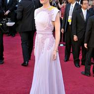 Rok 2011. Pastelové couture šaty Givenchy si oblékla na Oscary a zařadila se mezi nejlépe oblečené ženy večera. Ačkoli v jemném šifonu působí téměř étericky, zdobený plát s ostrými rameny má naopak podtext síly