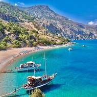 Azurové moře na ostrově Karpathos 