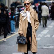 Trenčkotem nikdy nic nezkazíte – a šaty už vůbec ne. Perfektní dvojku pak můžete doladit kozačkami nebo ležérními teniskami