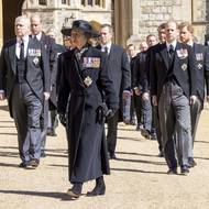 Královská rodina v pohřebním průvodu s rakví zesnulého britského prince Philipa, v popředí princezna Anna, nechyběli ani princové Andrew, William, Edward (vlevo) a Harry