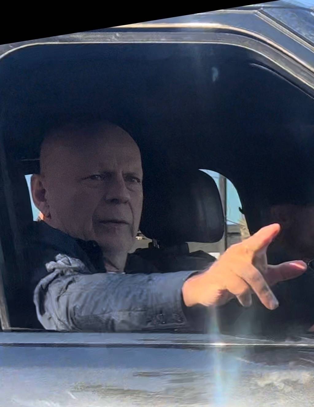 Bruce Willis se na veřejnosti téměř neobjevuje, takto ho zachytili fotografové při projížďce v autě loni v říjnu