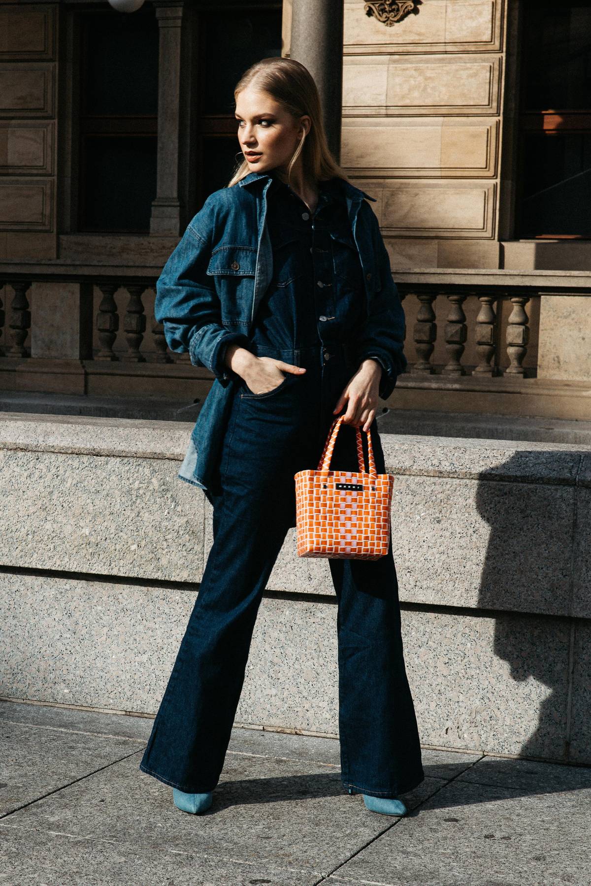 Džínový overal Levi's, 3 399 Kč. Džínová košile Lindex, 1 199 Kč. Boty Even & Odd, prodává Zalando, 1 770 Kč. Taška Marni, prodává Zalando, 3 600 Kč