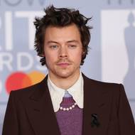 Harry Styles je věrný perlám už řádku let, tady je na hudebních cenách Brit Awards v roce 2020