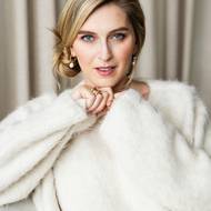 Huňatý svetr i saténová sukně jsou od švédské značky Toteme, která vyniká minimalistickým stylem